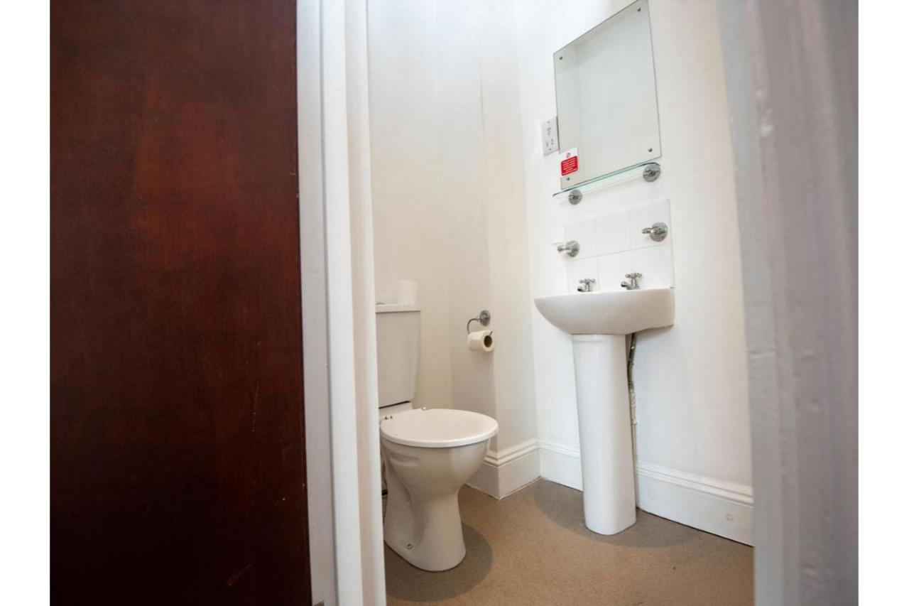 Oyo Gosford Arms Hotel